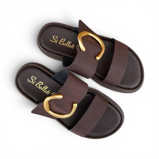 Εικόνα της Παντόφλες Flatforms Δίσολες με Διπλή Φάσα και Μεταλλικό Διακοσμητικό Καφέ