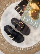 Εικόνα της Παντόφλες Flatforms Δίσολες με Διπλή Φάσα και Μεταλλικό Διακοσμητικό Καφέ